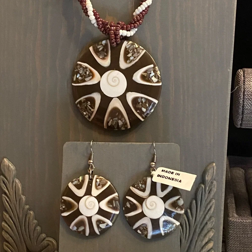 Shiva Shell earrings and necklace combination on twisted seed bead cord. NWT. - Picture 8 of 9